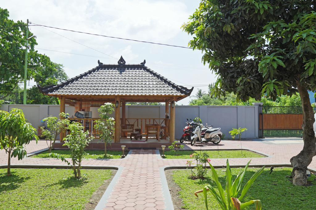 Whiterose Guesthouse Senggigi Exterior foto